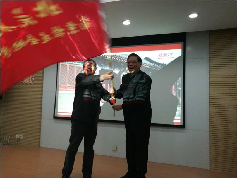 热博rb88体育官网南京校友会任彦申会长向杨群分会会长授予了南京地学分会会旗.jpg 热博rb88体育官网南京校友会任彦申会长向杨群分会会长授予了南京地学分会会旗.jpg